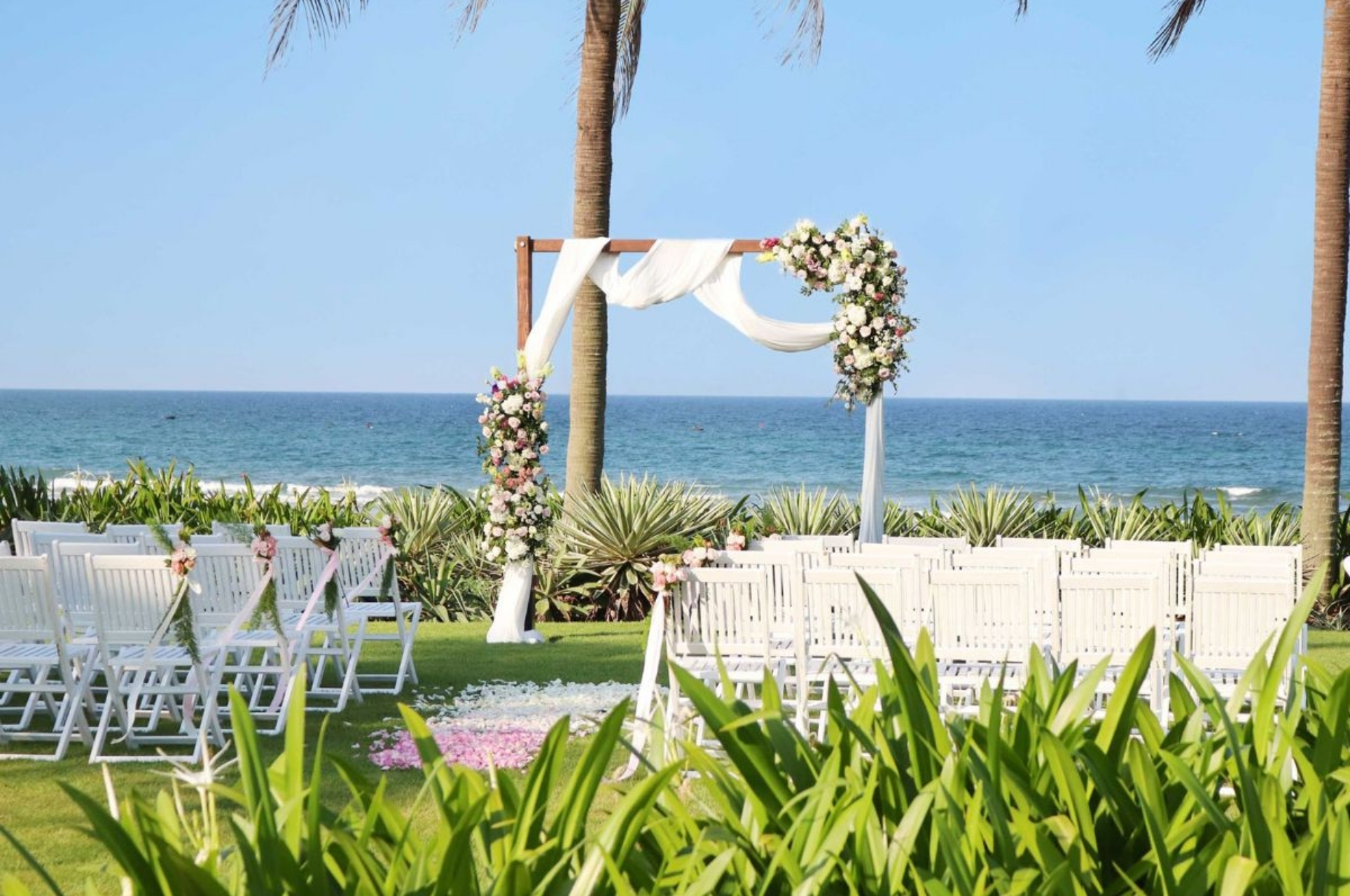 beach wedding in da nang